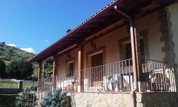 Villamanin Cottage | Rural house with fireplace next to hiking trails and ski slopes