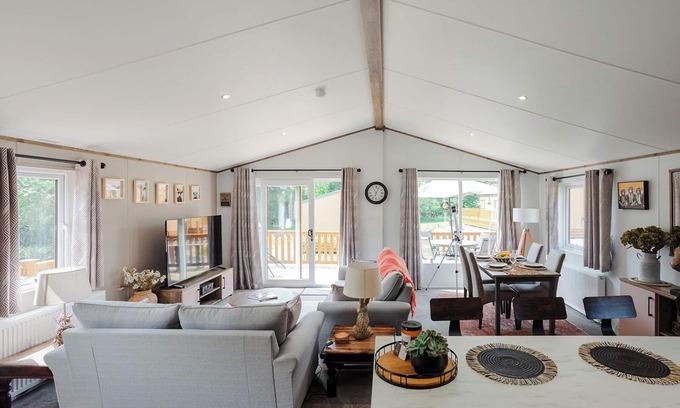 Ryde Cabin | Rural Lodge - Sleeps 4 - Parking - Fishing Lake