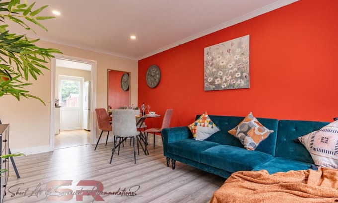 Yeading House | Rush House by SR Short Lets & Serviced Accommodation Heathrow Windsor - Perfect for Monthly Stay Relocation & Business Contractors Big Groups