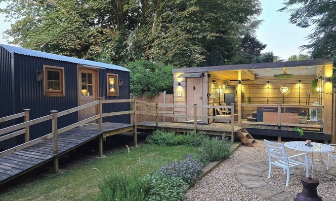 Spalding House | Rustic 1BD Hut Retreat with Hot Tub and Countryside