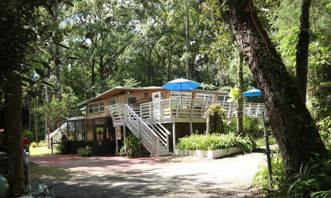 Homosassa Cabin | Rustic 2 Bedroom Tropical Treehouse on Yulee