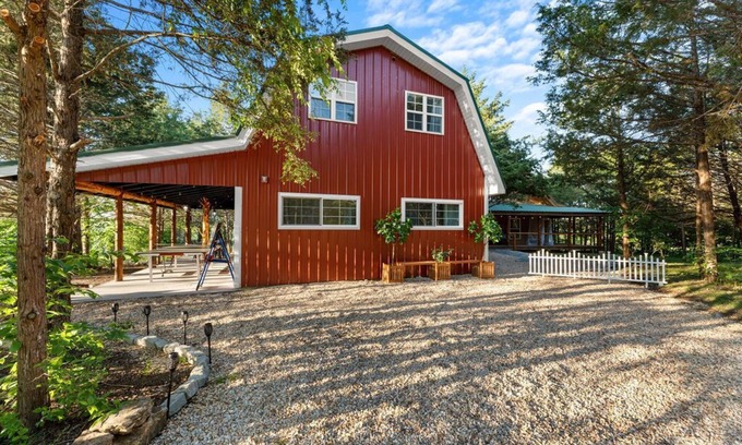 Branson House | Rustic Barn | Sleeps 12 | Outdoor Games | Fire Pit | Breathtaking Views - Cozy Nightlife
