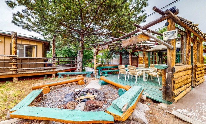 Cedaredge Cabin | Rustic cabin with magnificent shared amenities