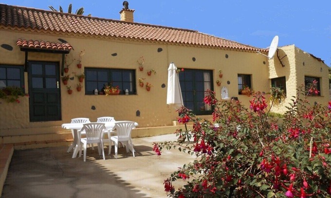 Los Realejos Cottage | Rustic Casita In The Orotava Valley Surrounded By Vineyards With HotTub and Wifi