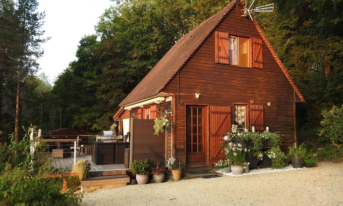 Saint-Pompont Cottage | Rustic chalet in Perigord Noir with terrace and included amenities
