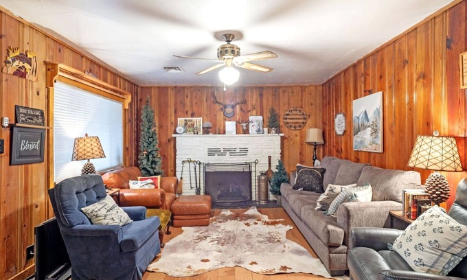 Pinetop-Lakeside Cabin | Rustic Charm Cabin + Pinetop-Lakeside Retreat