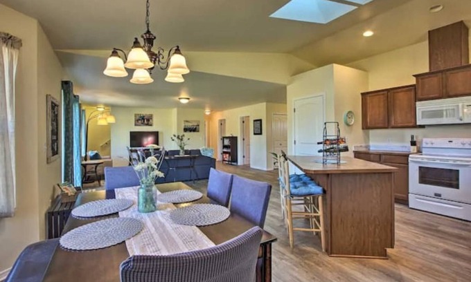 Saginaw House | Rustic‑Chic 4 BR Farmhouse 22 Acres Near Wineries, Eugene & Crater Lake