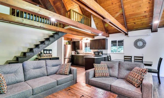 Mount St. Helens Cabin | Rustic Cougar Cabin w/Wood-Burning Fire Pit!