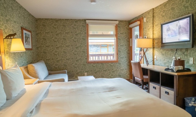 Banff Apartment | Rustic & Cozy Getaway |Amazing Cave-inspired +Pool