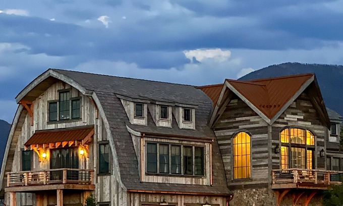 Livingston House | Rustic Luxury Barn Retreat in Pray, Montana – Family & Pet Friendly