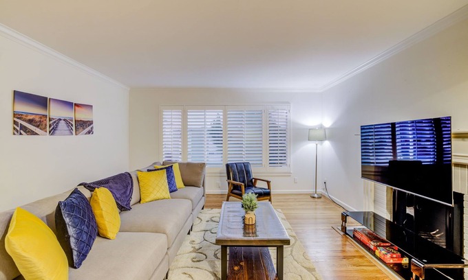 Downtown House | RUSTIC/MODERN DESIGN, OASIS CITY GETAWAY/NEAR SFO