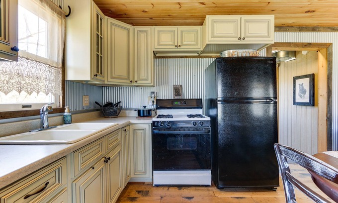 Mt Perry Cabin | Rustic Mount Perry Cabin Near Fishing Pond & Farm