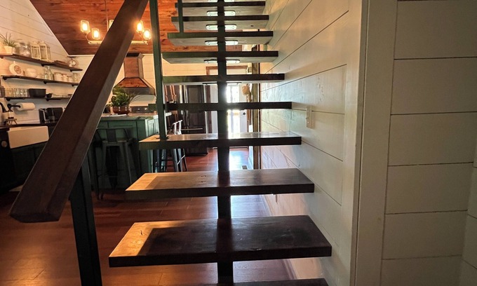 Cassville Other | Rustic Retreat: Country Charm Cabin Welcomes Large Families and Furry Friends!