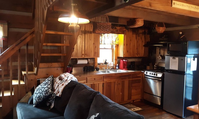 Warrensville Cabin | Rustic, Secluded Cabin-Walk to River-Hot tub-Close to Downtown West Jefferson