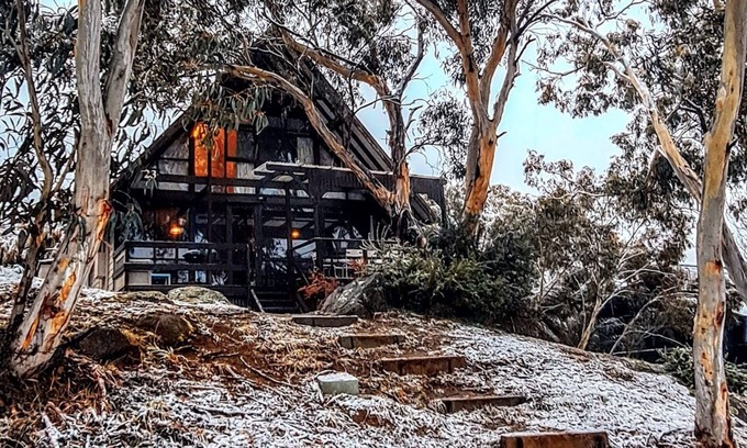 Jindabyne House | Rustic Ski Chalet lakeside home great views 5 bedroom sleeps12, EV charger WIFI