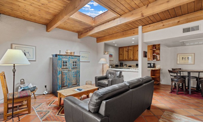 Northeast Santa Fe Hotel | Rustic Sunny Comfort Blocks From Santa Fe Plaza, Includes Pool Access