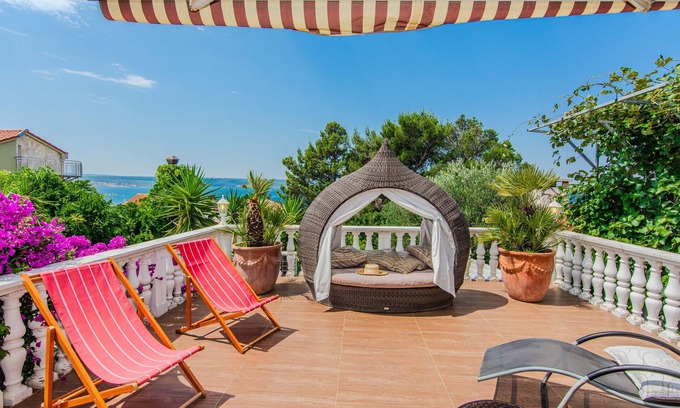 Maslenica Villa | Rustical Villa Verde with large pool and a sea view