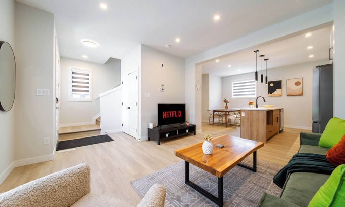 West Edmonton House | RusticModern3CornerSuite | KingBED | Parking | WEM | wifi