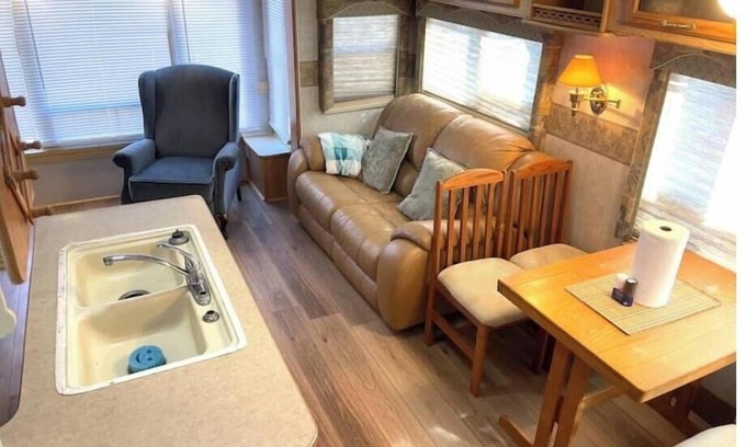 Onalaska House | RV#3, 3 slides, covered deck, lake activities