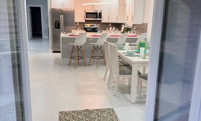 Greenacres House | S&H West Palm 3 Bedroom PBI Airport Tropical Chic
