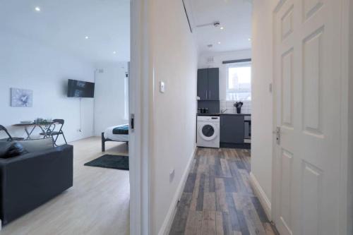 Kilburn Apartment | S5 Full Studio In Central Kilburn London With Kitchen Zone 2
