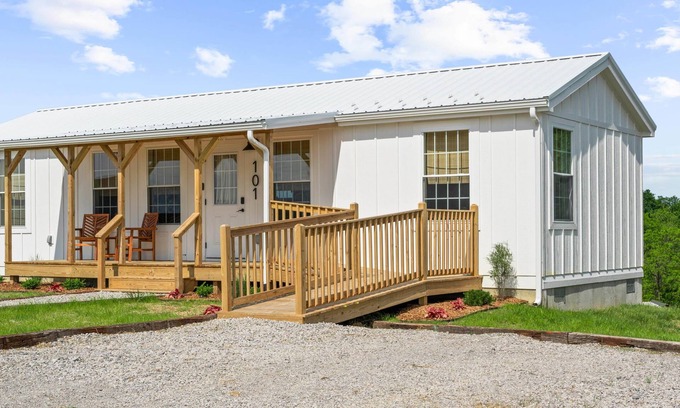 Williamstown Cabin | Safari Lodge - 5 Minutes to Ark: Sleeps 6