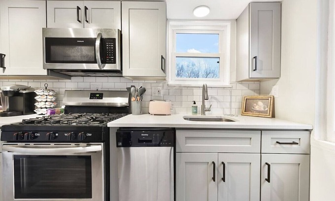Pittsburgh Apartment | Saffron- Free Parking! King Bed