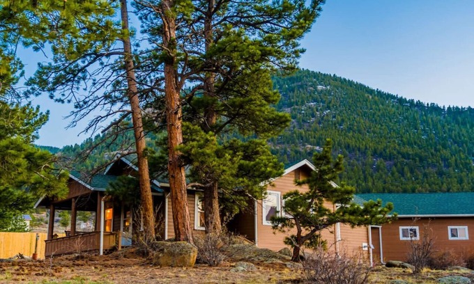 Estes Park Cabin | SALE! Hot Tub * King Bed * EV Charger * Wood Stove