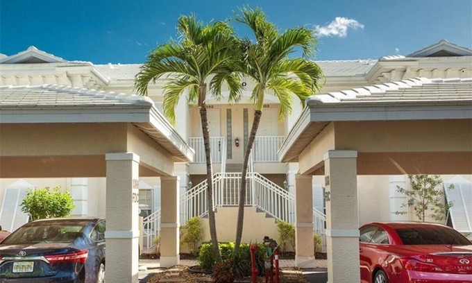 North Naples Condo | Saltwater Olympic-Sized Pool and Close to Beach 2bed/2bath in North Naples