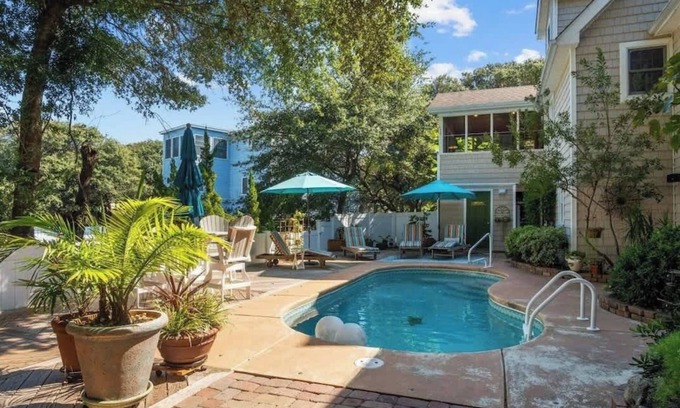 Duck House | Saltwater Pool and 5Min Walk to the Beach!