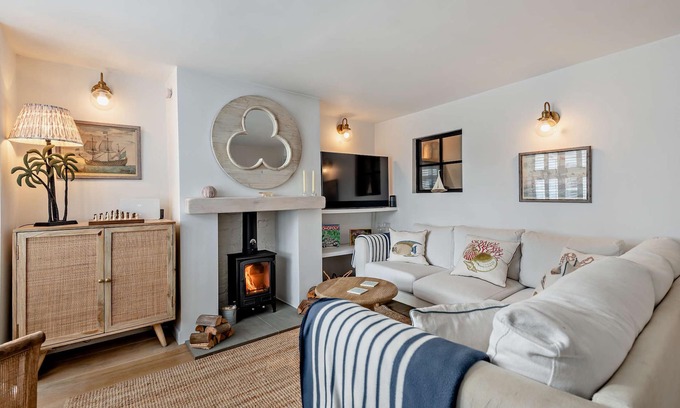 New Forest District House | Saltwater Stunning Holiday House Milford on Sea Sleeps 6