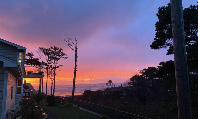 Waldport Apartment | Salty Crab & Seahorse - Ocean View
