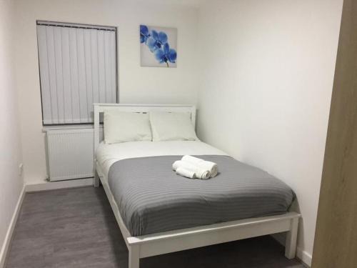 Rusholme House | Sama's Stylish Apartment Room 1