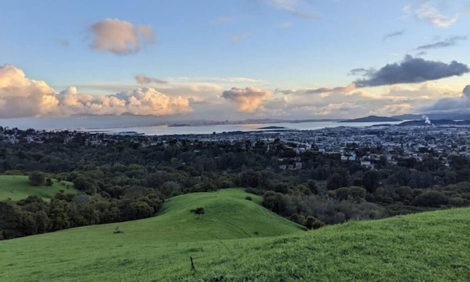 El Sobrante House | San Francisco 20 miles away and Napa Valley a 30-mile drive.