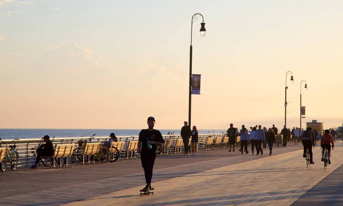 Long Beach Apartment | Sand, Surf & Sea Long Beach Getaway 1000' from Ocean/Boardwalk; 6 blocks to LIRR