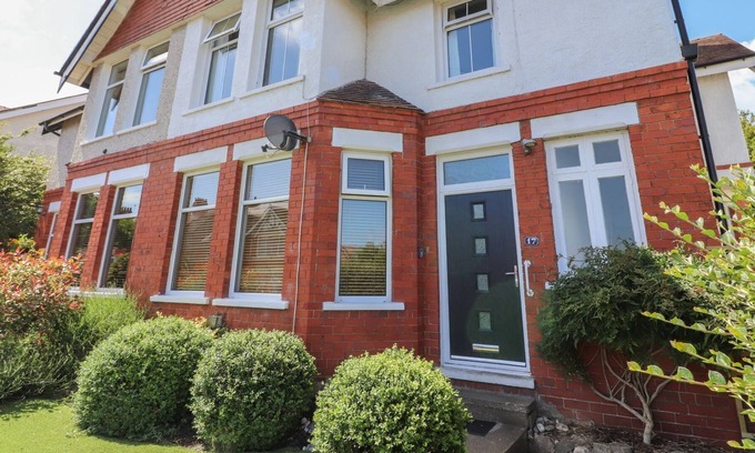 Rhos on Sea Cottage | SANDPIPER, family friendly, with a garden in Rhos-On-Sea