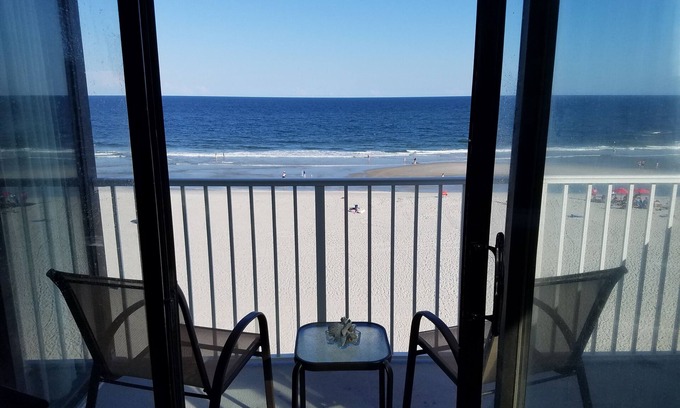 Myrtle Beach Condo | Sands Beach Club 414 2BR OCEANFRONT END UNIT, GORGEOUS VIEWS! ELECTRIC RECLINERS