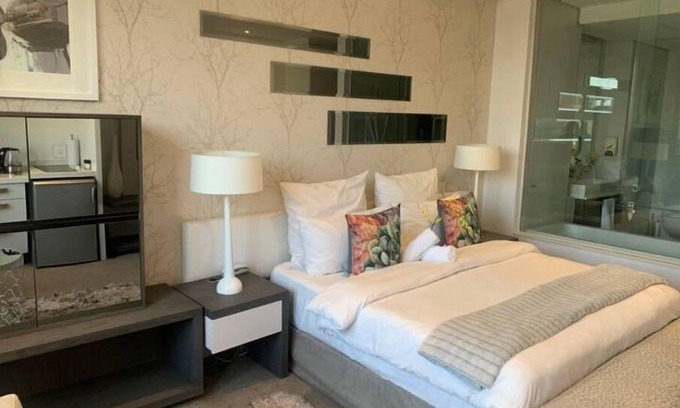 Sandown Condo | Sandton Skye Stylish Apartment free WIFI & Gym