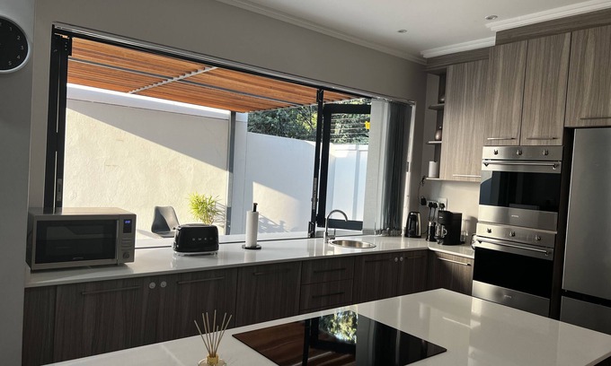 Greater Johannesburg Metropolitan Area House | Sandton Smart Apartment 1