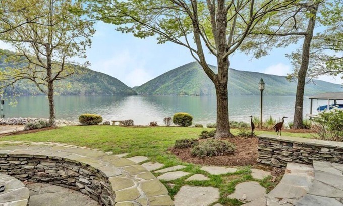 Huddleston House | Sandy Beach & Hot Tub! Iconic Mtn View! Come Visit "Sans Souci"!