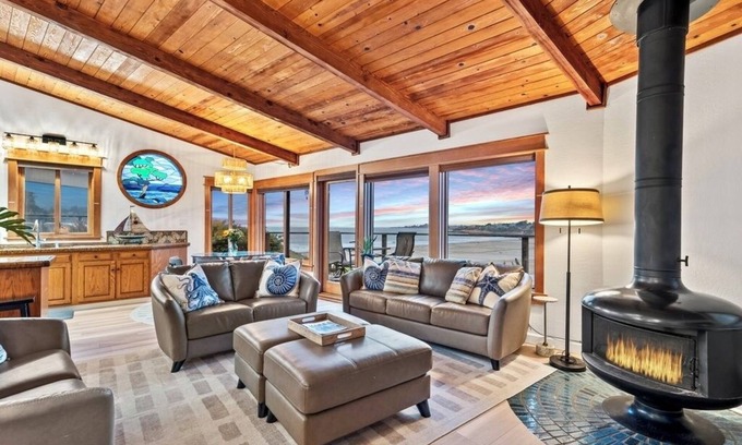 Opal Cliffs House | Sandy BEACHFRONT Surfside - at Corcoran Beach, Newly Remodeled w/HOT TUB!