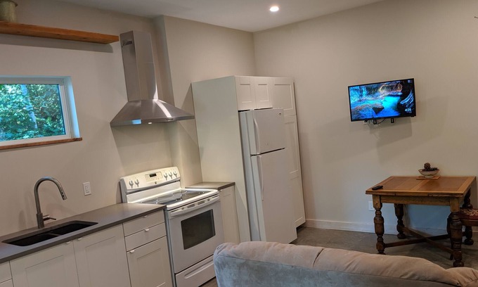 Sandy Hook Apartment | Sandy Hook Studio with full kitchen/ stones throw from Beach