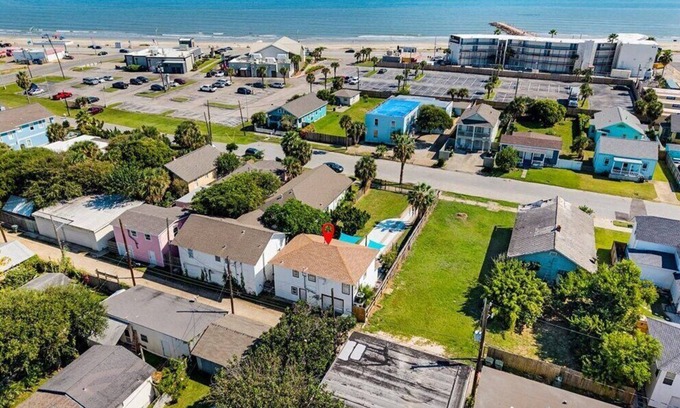 Galveston House | Sandy Shore: Beach Bliss Just Minutes Away!