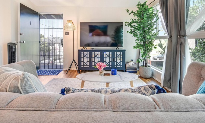 Ocean Park Apartment | Santa Monica Beach Suite. Off street parking and walking distance to everything!