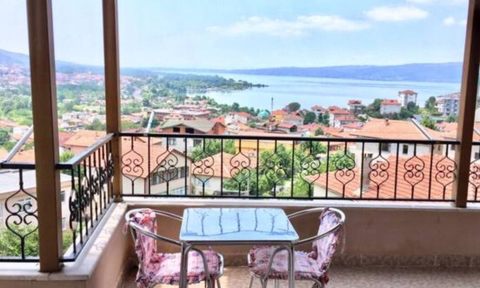 Sapanca Villa | SAPANCA ALBAR KONAKLAMA 18 KİŞİLİK GÖL MANZARALI-BARBEKÜ VE ŞÖMİNE