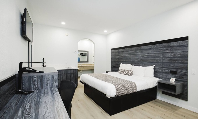 Deer Park Hotel | Sapphire Inn and Suites