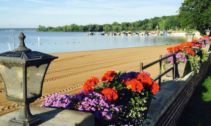 Saratoga Springs House | Saratoga Palace on the Lake