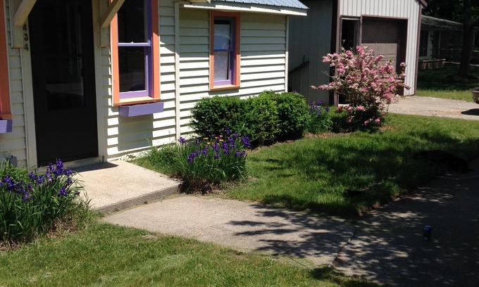 Douglas Cottage | Saugatuck/Douglas Cozy Cottage Walking Distance To Town, 1 Mile To Lake Michigan