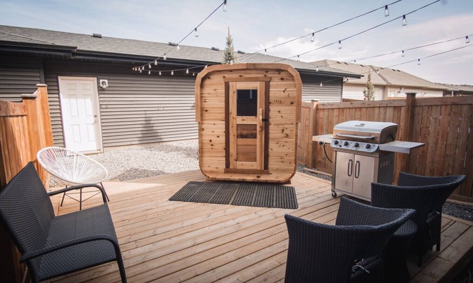 West Edmonton House | Sauna|9minstoWEM|Foosball|VintageArcade|4 bedrooms