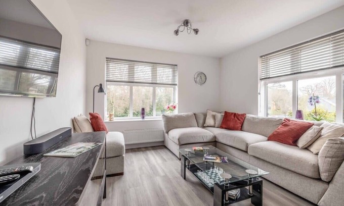 Runnymede Condo | SAVILL GARDEN ❤ VIRGINIA WATER LAKE & FREE PARKING